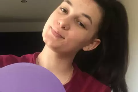 Emily-Mia Dietze mit einer der Pralinenschachteln, die an der IGS verteilt werden. 