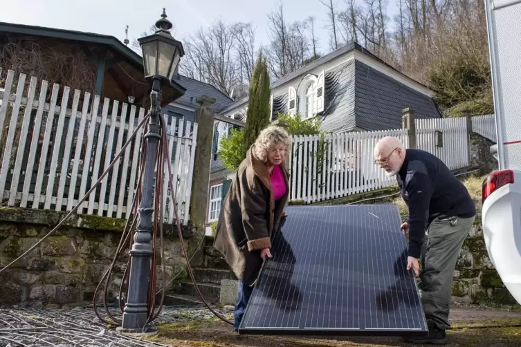 Die Module ihrer Fotovoltaikanlage müssen Carla Schutt und Klaus Erfurth erstmal wieder wegpacken.
