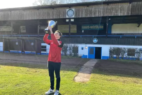 eStadtmeister 2022: Florian Packheiser, Kapitän des eSportteams der TSG Kaiserslautern, freut sich über den RHEINPFALZ-Pokal.