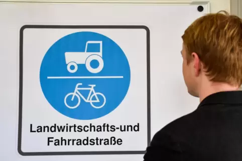 Lukas Hartmann lässt prüfen, ob ein solches Schild zulässig ist und den Landwirten die Sorge nimmt, ins Hintertreffen zu geraten