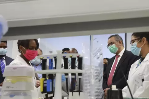 WHO-Chef Tedros Ghebreyesus (Zweiter von rechts) informiert sich in Kapstadt über Fortschritte bei der Impfstoffentwicklung.