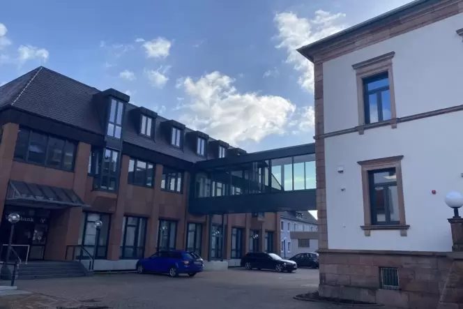 Eine verglaste Brücke führt vom Neubau zum sanierten Altbau, in den der Vorstand eingezogen ist. Eine verglaste Brücke führt vom Neubau zum sanierten Altbau, in den der Vorstand eingezogen ist.