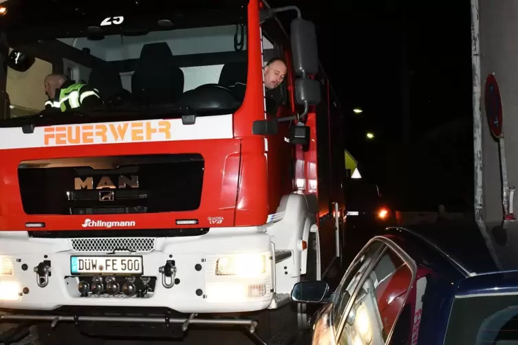Die Feuerwehr bei einer Testfahrt in der Ungsteiner Waldgasse.