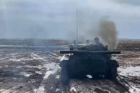 Russland hat Truppen in das benachbarte Belarus geschickt, bestreitet aber nachdrücklich, dass es eine Offensive gegen die Ukrai