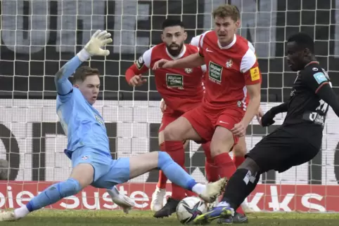 Mit Mumm dagegengehalten: FCK-Torwart Matheo Raab blockt den starken Magdeburger Sirlord Conteh (rechts). 