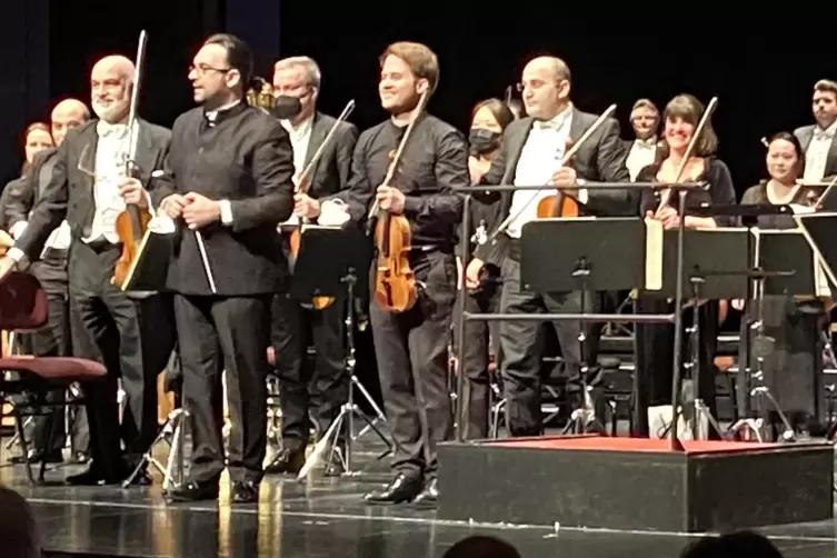Das Pfalztheater-Orchester mit seinem Chef Daniele Squeo (vorne links) und dem Solisten Tobias Feldmann. 