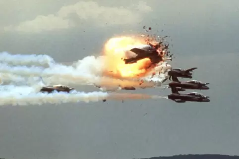 Wenige Sekunden zu früh und einige Meter zu tief beendete der Pilot in seinem Flugzeug „Pony 10“ die Figur mit dem schicksalsträ