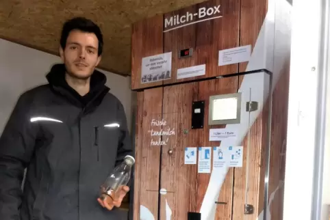 Täglich sorgt Johannes Bohl für Nachschub von frischer Milch und Vorrat an Flaschen für die „Milchtankstelle“.