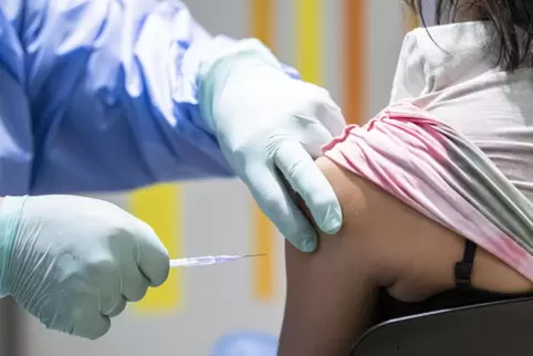 Neben einem Betretungsverbot drohen ungeimpften Beschäftigten in Krankenhäusern oder Altenheimen 500 euro Bußgeld. 