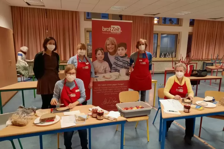 In der &bdquo;Fr&uuml;hst&uuml;cksbrot-Werkstatt&ldquo; (von links): Elisa Pahler, Projektleiterin &bdquo;brotZeit&ldquo;, sowie Silvia Mahr, Heidi Seidler, Birgi