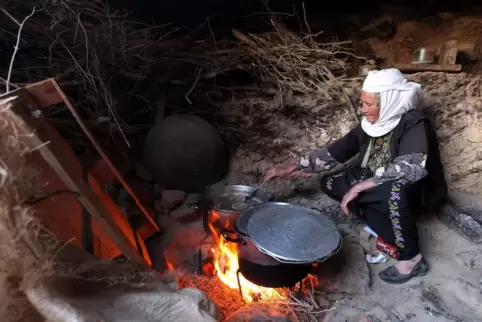 Auch heute noch nutzen einige Kulturen Höhlen als Wohnstatt, in der am offenen Feuer gekocht wird. Das Bild zeigt eine Palästine