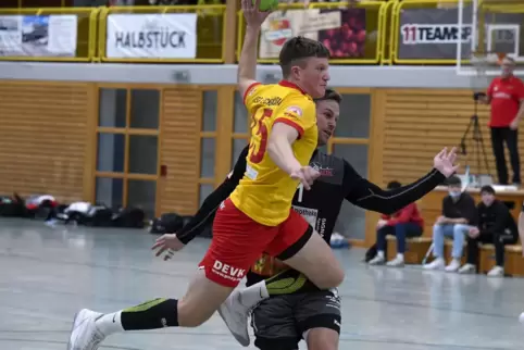 Die HSG-Spieler, hier Lars Zalik, fanden und nutzten die Lücken in der Abwehr der Illtaler. 