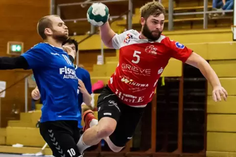 Als Max Hubele (hier beim Wurf im Spiel gegen die HSG Landau/Land) verletzt draußen war, lief bei den Rodalbern nicht mehr viel.