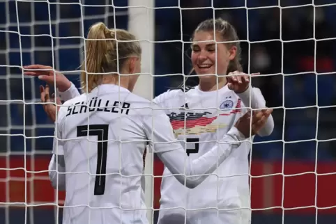 In der Nationalmannschaft angekommen: Jule Brand (rechts).