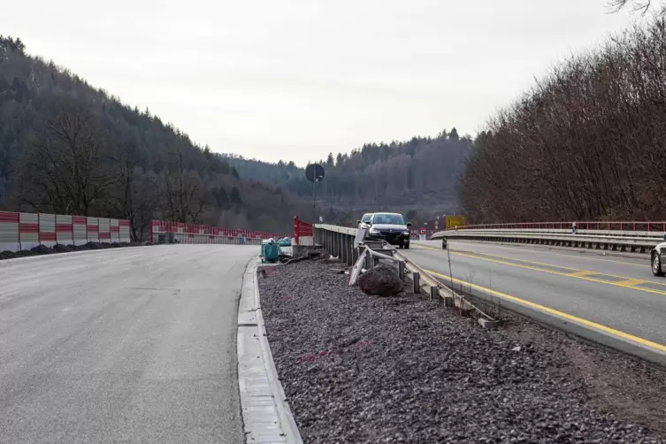 Links die k&uuml;nftige zweispurige Fahrbahn in Richtung Landau, rechts die in Richtung Pirmasens, die derzeit im Gegenverkehr genutz