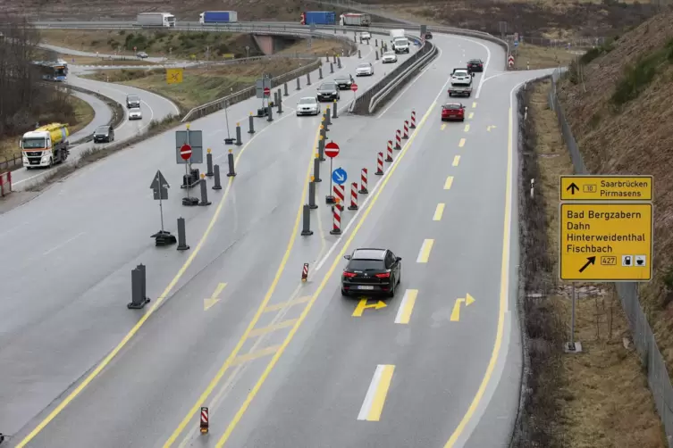 W&auml;hrend der Restarbeiten wird die Verkehrsf&uuml;hrung ver&auml;ndert, dann werden die Fahrzeuge auf die neue Seite (links) geleitet.