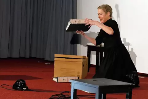 Hannelore Bähr wiederholte ihren großen Erfolg im Ein-Personen-Stück „Bürckel!“ von Peter Roos jetzt auch in Rockenhausen.