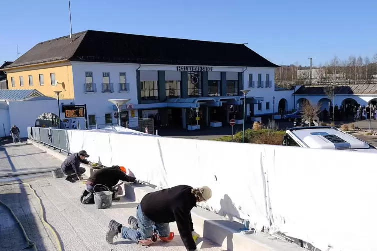 Letzte Arbeiten an der behindertengerechten Zugangsbr&uuml;cke.