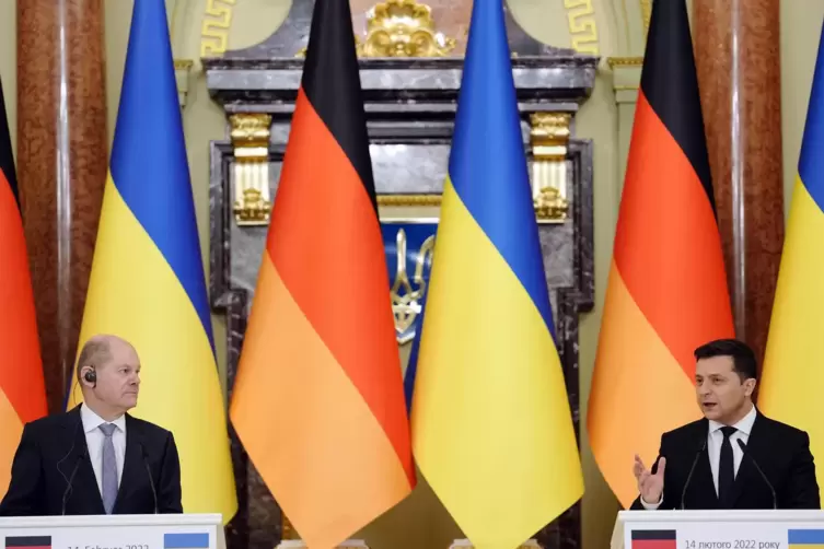 Bundeskanzler Scholz hatte einen neuen Millionen-Kredit für die Ukraine im Gepäck, als er am Montag mit Präsident Selenskyj in K