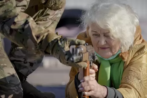 Eine 79-jährige Ukrainerin nimmt am Grundkampfträining für Zivilisten teil, das von der ukrainischen Nationalgarde angeboten wir