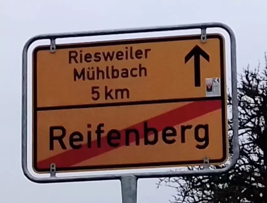 Hier fehlen ein c, ein h und ein Bindestrich.