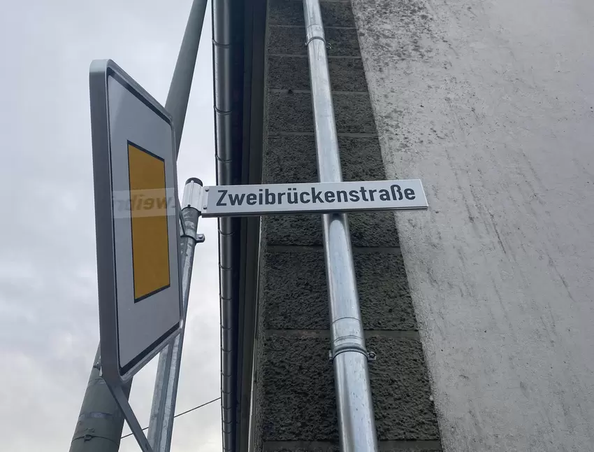 Richtig geschrieben ist es. Aber die Straße heißt gar nicht so, sondern Zweibrücker Straße