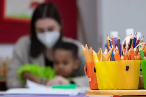 Verantwortliche beobachten steigende Infektionszahlen bei Beschäftigten und Kindern. Nicht überall kann deshalb noch das volle B Verantwortliche beobachten steigende Infektionszahlen bei Beschäftigten und Kindern. Nicht überall kann deshalb noch das volle B