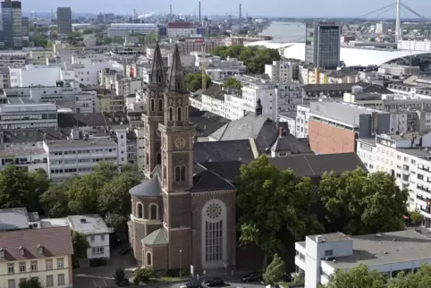 Heute entsteht in unmittelbarer Nähe zu katholischen Ludwigskirche (Bauzeit 1858-1862) das neue Gebäude der Pfalzwerke.