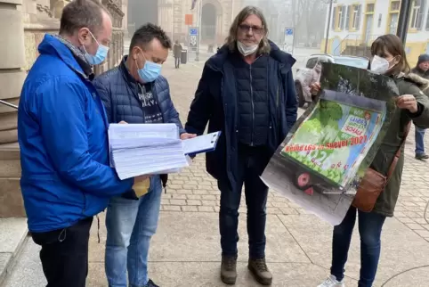 Die Bürgerinitiative bei der Übergabe der Unterschriften gegen eine mögliche Landesgartenschau in Speyer. 