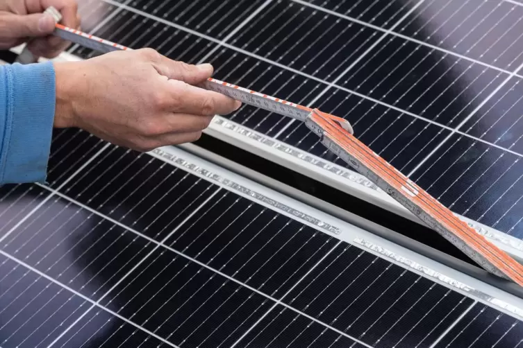 Installation von Photovoltaikmodulen: Die Dachflächen kreiseigener Gebäude sollen darauf untersucht werden, ob sie sich für den 