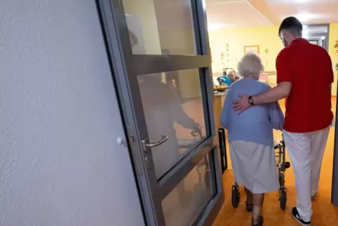 Wer in der Altenpflege oder in einer Klinik arbeitet, muss bis 15. März einen Impfnachweis vorlegen. 