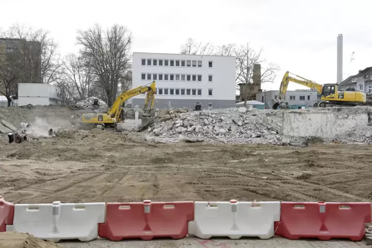 Bagger am Werk: Die Bauarbeiten sind in vollem Gange.