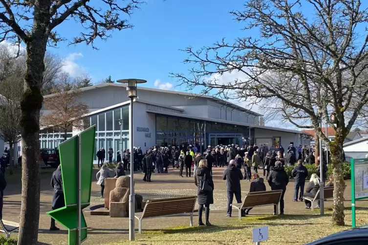 Trauergäste vor Beuchwaldhalle_oy