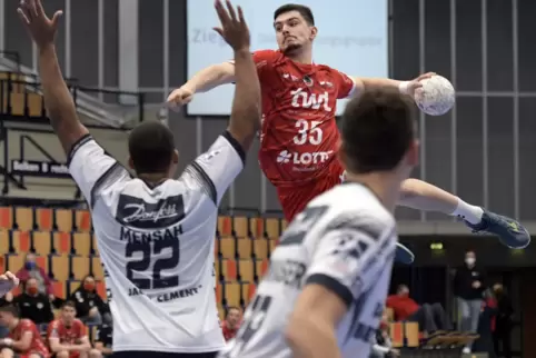 Bringt Erstligaerfahrung mit: Yessine Meddeb (am Ball) von den Eulen gegen Flensburg-Handewitt.