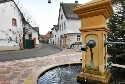 Bereits Ende 2020 war der Dackenheimer Kirchplatz mit einem neuen Sandsteinbrunnen versehen worden. Damals wurde auch ein erster