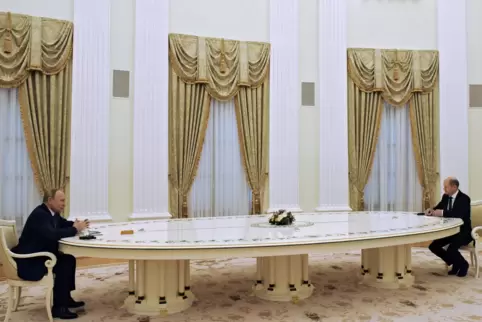 Viel Abstand: Russlands Präsident Wladimir Putin (links) und Bundeskanzler Olaf Scholz an einem sechs Meter langen Tisch im Krem