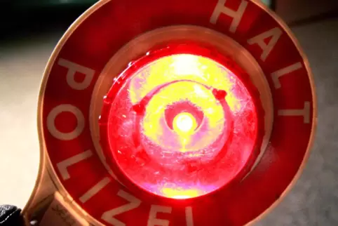 Die Polizei hupte und schaltete die Haltesignale ein (Symbolfoto).