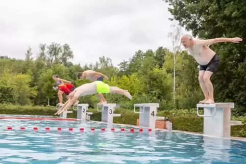 Vom kommenden Jahr an soll man schneller und bequemer den Weg durch die Schwimmbadkasse finden.