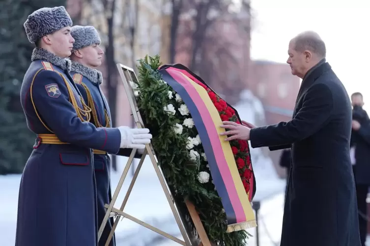 Vor seinem Besuch im Kreml legte Kanzler Scholz einen Kranz am Grabmal des unbekannten Soldaten nieder. 