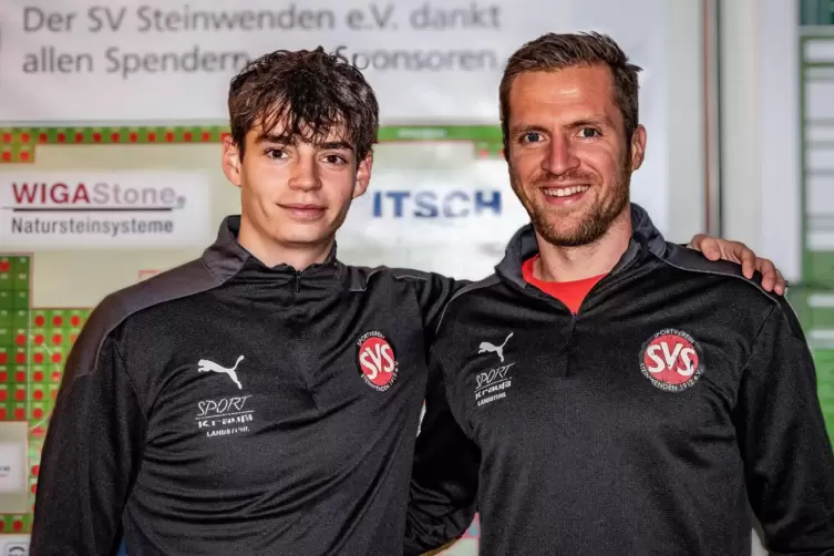 SVS Winter-Neuzugang Jannik Brengel (links) kehrt mit seinem neuen Cheftrainer Daniel Meisenheimer zum Testspiel zur&uuml;ck an seine