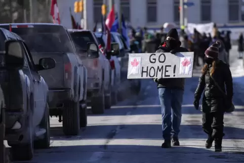 „Geht nach Hause“, fordert dieser Gegendemonstrant in Ottawa die protestierenden Trucker auf.