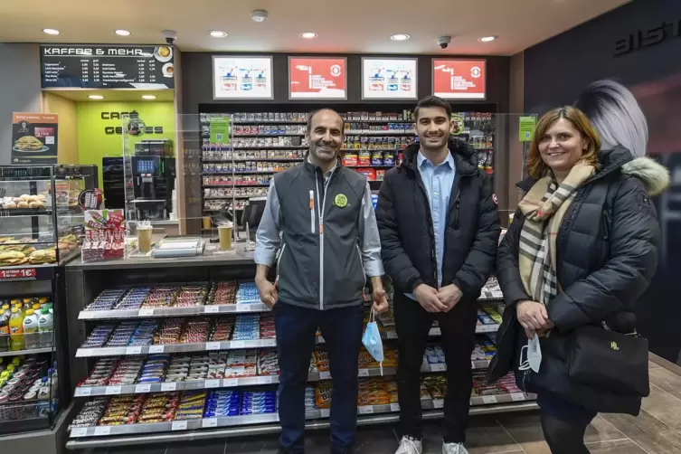 Selbstst&auml;ndiger Betreiber der Station: Tayyar Yanik (links), hier mit Sohn Luis und Ehefrau Evelyn. Der 51-J&auml;hrige aus Oppenheim