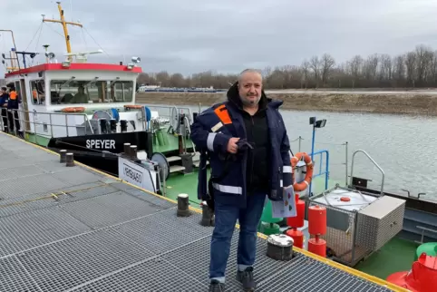 Abfahrbereit: Gerhard Lehr vor der MS Speyer. 