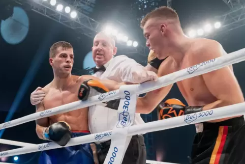 Leon Bauer (rechts) im November 2019 bei der Fight Night in Hamburg. Gegen Toni Kraft feierte er seinen 16. Sieg als Profi. Dana