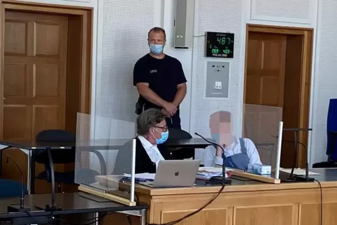 Der Angeklagte schimpfte vor Gericht mehrmals über die „blöde Polizei“. Das Bild ist von einer früheren Verhandlung, links Verte