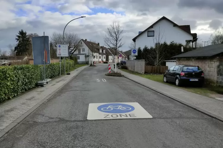 In der Fahrradzone in Kirkel-Limbach haben Fahrräder Vorrang vor den Autos und dürfen nebeneinander fahren.