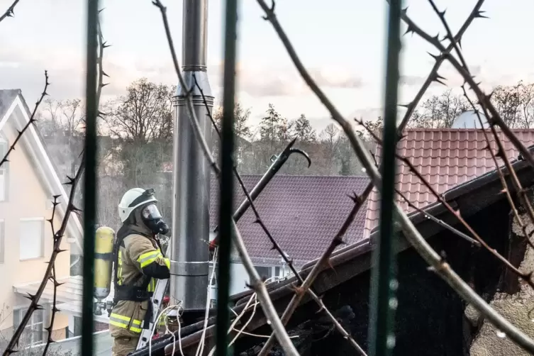 Teilweise mussten Ziegel entfernt werden um an die Brandnester heran zu kommen.