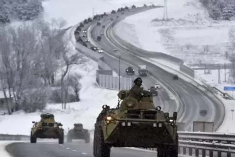 Das Archivfoto zeigt einen Konvoi gepanzerter russischer Fahrzeuge auf einer Autobahn auf der Krim. Es wurde am 18. Januar aufge