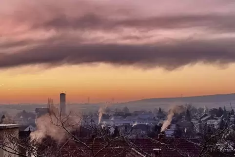 Nebelwolken ziehen von Westen her über die Pfalz: Blick aus Dreisen in Richtung Göllheim.