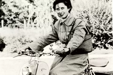 Auf der Vespa: Bettina Deuter.